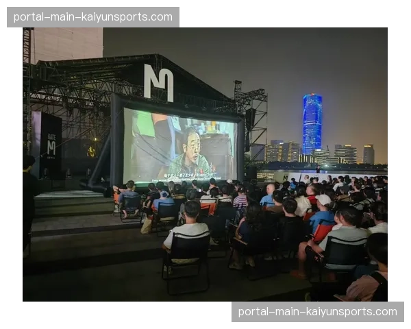 上海世纪广场BMX表演吸引数千观众，城市坯房成打卡热点