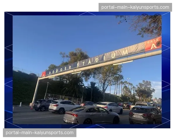 洛杉矶市政府批准道奇体育场周边区域改造计划，将兴建商业与住宅综合体