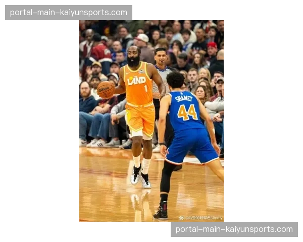 特写：詹姆斯-哈登赛后与昔日队友PJ-塔克长时间交谈